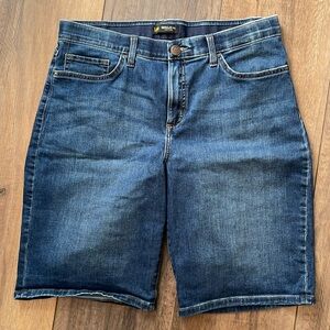 Women’s Lee Regular Fit Mid Rise shorts, sz 14
